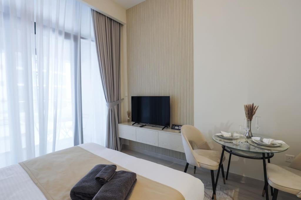 Elegant In Azizi Riviera
