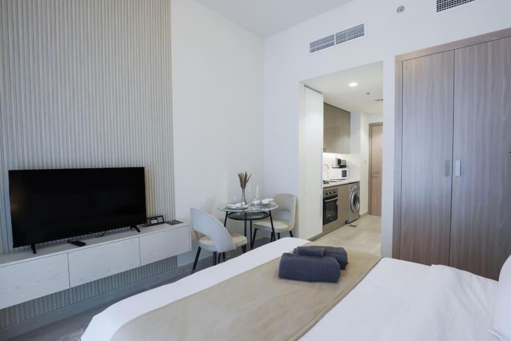 Elegant In Azizi Riviera Apartment